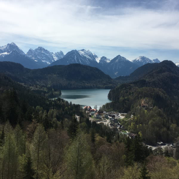 Ausblick von Schloss Neuschwanstein in die Allgäuer Alpen