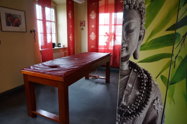 Die Möbel in den Behandlungsräumen stammen alle aus Sri Lanka 